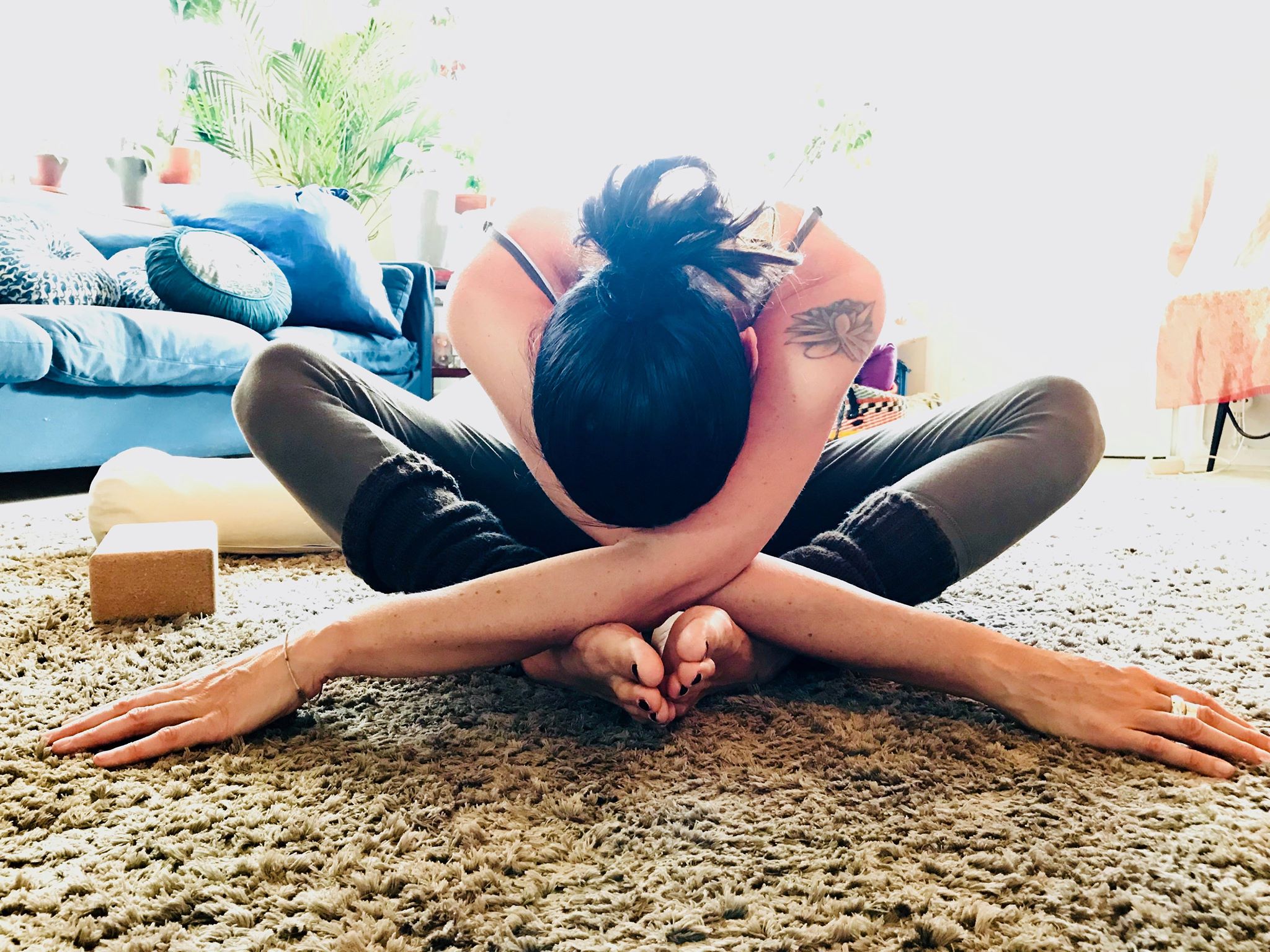 Fjärilen i ett jordande yinyoga pass
