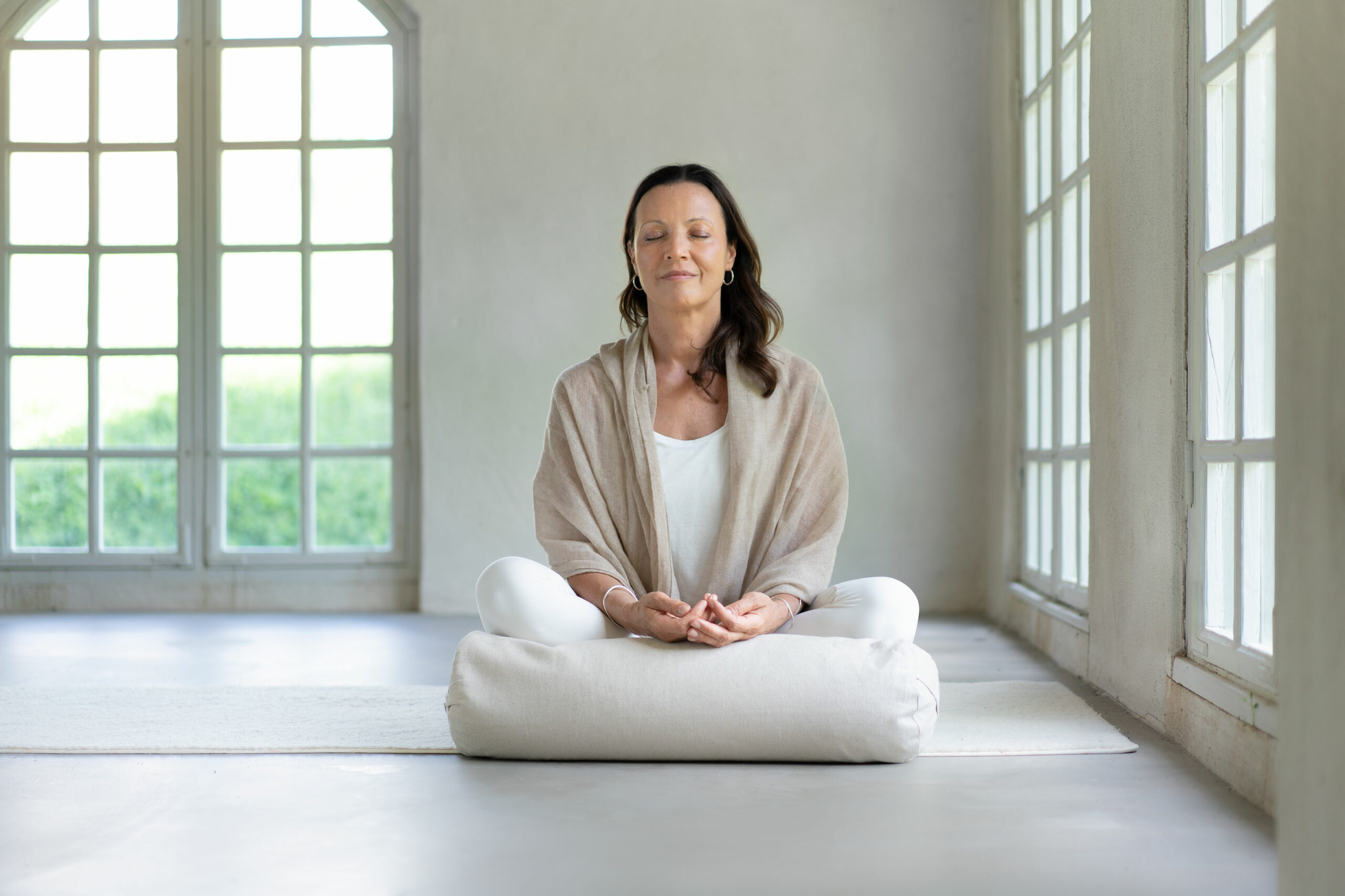 På en tyst vipassana-retreat även kallat insiktsmeditations-retreat (i olika vipassana-traditioner) guidas man i buddhistisk filosofi/meditation av en erfaren lärare.